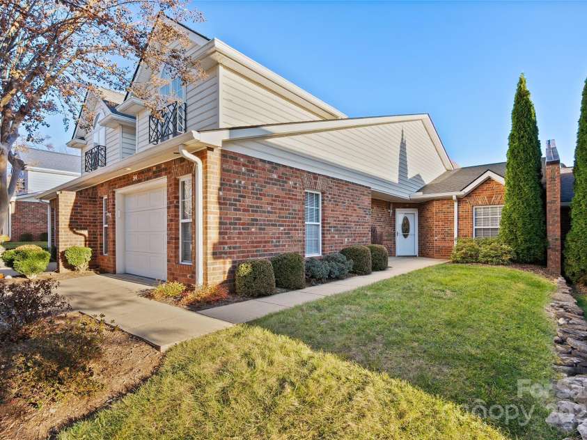 54 Lake Pointe Circle, Hendersonville, NC 28792.  MLS# CAR4323062, YatesRealty ID 1725. 