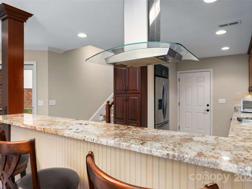 54 Lake Pointe Circle, Hendersonville, NC 28792.  MLS# CAR4323062, YatesRealty ID 1725. Breakfast bar