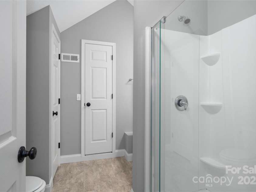 54 Lake Pointe Circle, Hendersonville, NC 28792.  MLS# CAR4323062, YatesRealty ID 1725. Upstairs bathroom