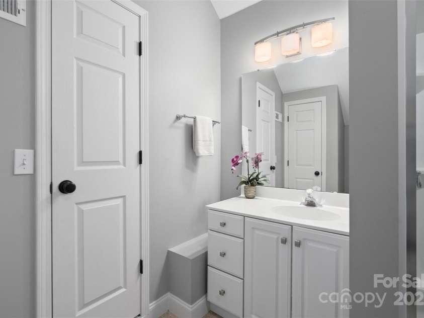 54 Lake Pointe Circle, Hendersonville, NC 28792.  MLS# CAR4323062, YatesRealty ID 1725. Upstairs bathroom