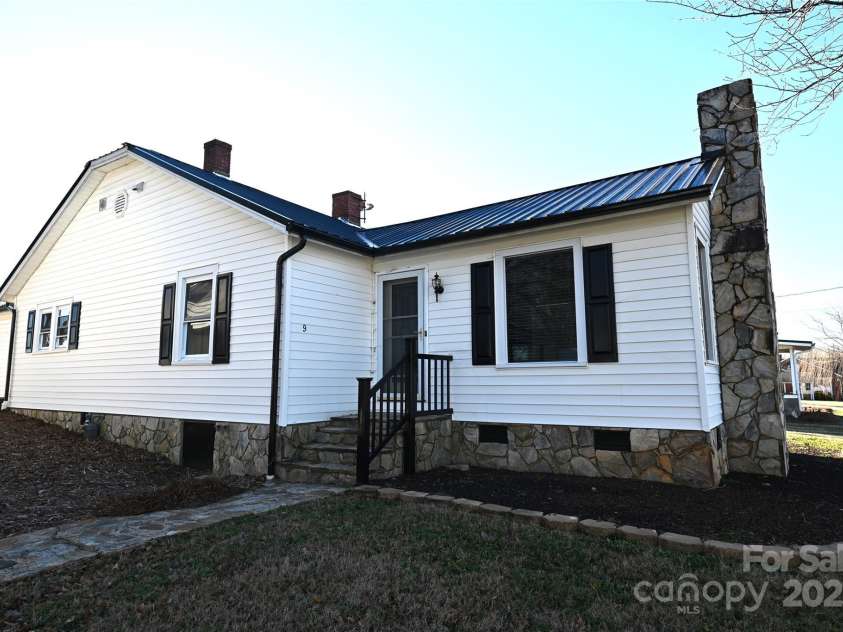 9 11th Avenue, Maiden, NC 28650.  MLS# CAR4212411, YatesRealty ID 1725. 