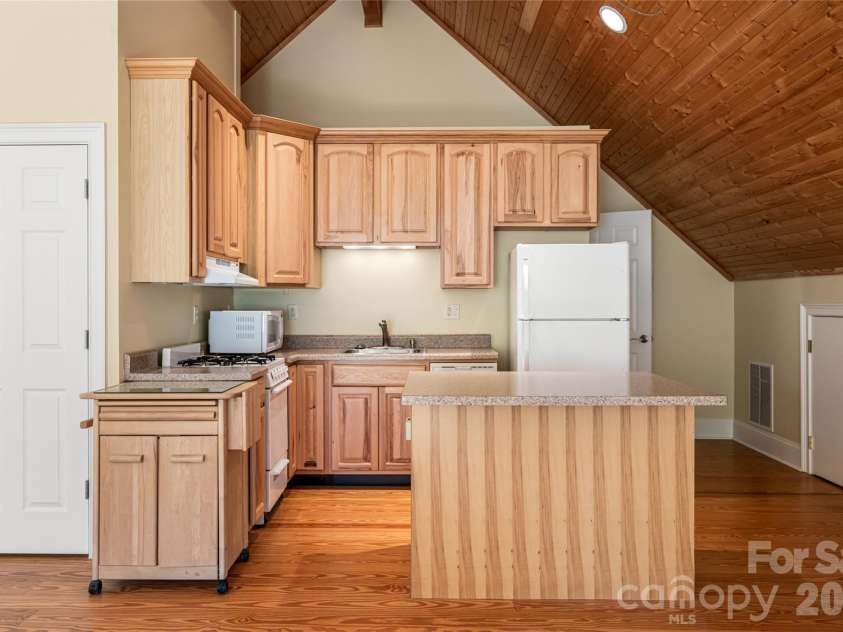 7 Ashley Road, Asheville, NC 28805.  MLS# CAR4370174, YatesRealty ID 17250. 