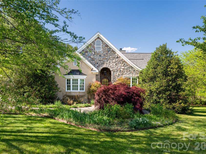 7 Ashley Road, Asheville, NC 28805.  MLS# CAR4370174, YatesRealty ID 17250. 7 Ashley Road