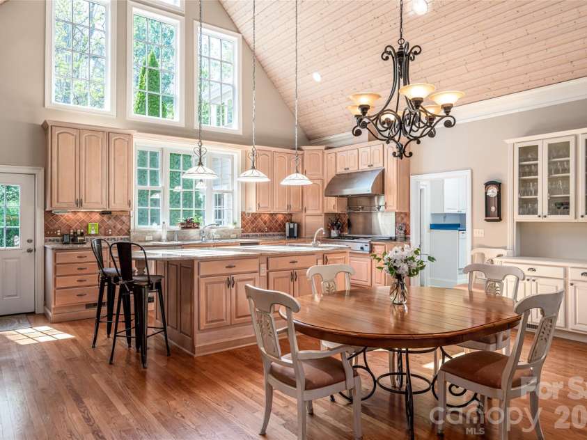 7 Ashley Road, Asheville, NC 28805.  MLS# CAR4370174, YatesRealty ID 17250. Dining Area 