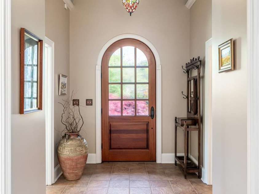 7 Ashley Road, Asheville, NC 28805.  MLS# CAR4370174, YatesRealty ID 17250. Entry Hall