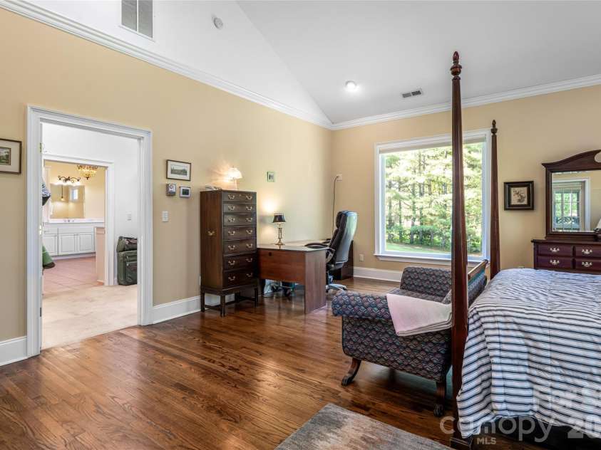 7 Ashley Road, Asheville, NC 28805.  MLS# CAR4370174, YatesRealty ID 17250. High Ceilings