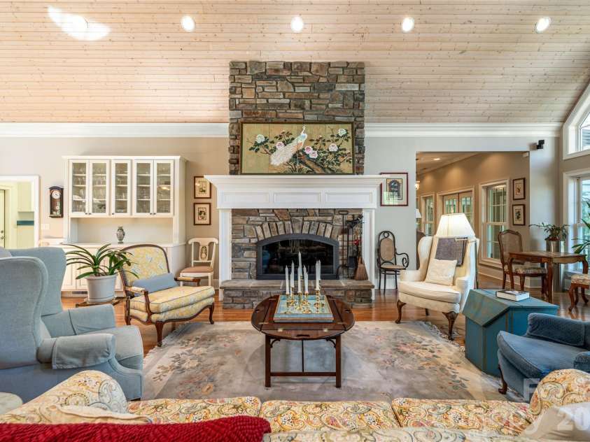 7 Ashley Road, Asheville, NC 28805.  MLS# CAR4370174, YatesRealty ID 17250. Living Focal Point