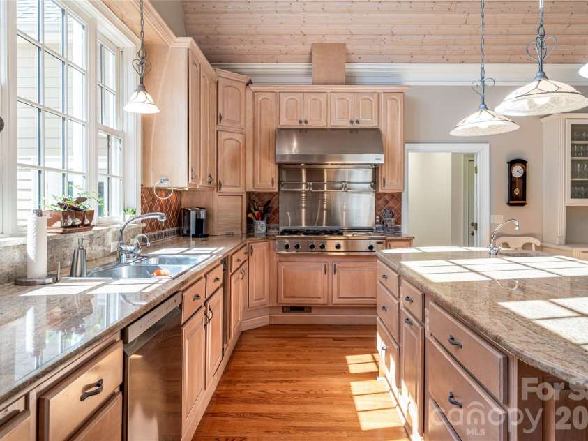 7 Ashley Road, Asheville, NC 28805.  MLS# CAR4370174, YatesRealty ID 17250. Plenty of Work Space