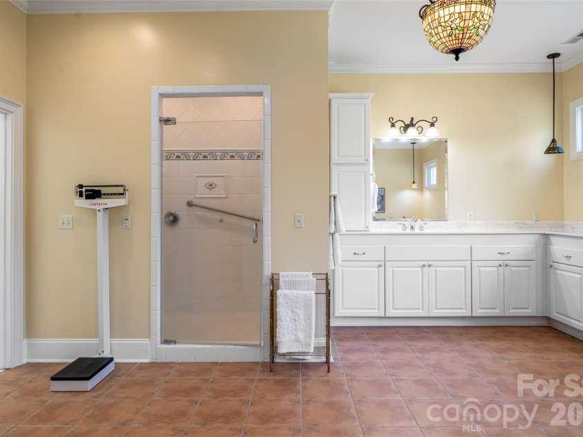 7 Ashley Road, Asheville, NC 28805.  MLS# CAR4370174, YatesRealty ID 17250. Primary Bath