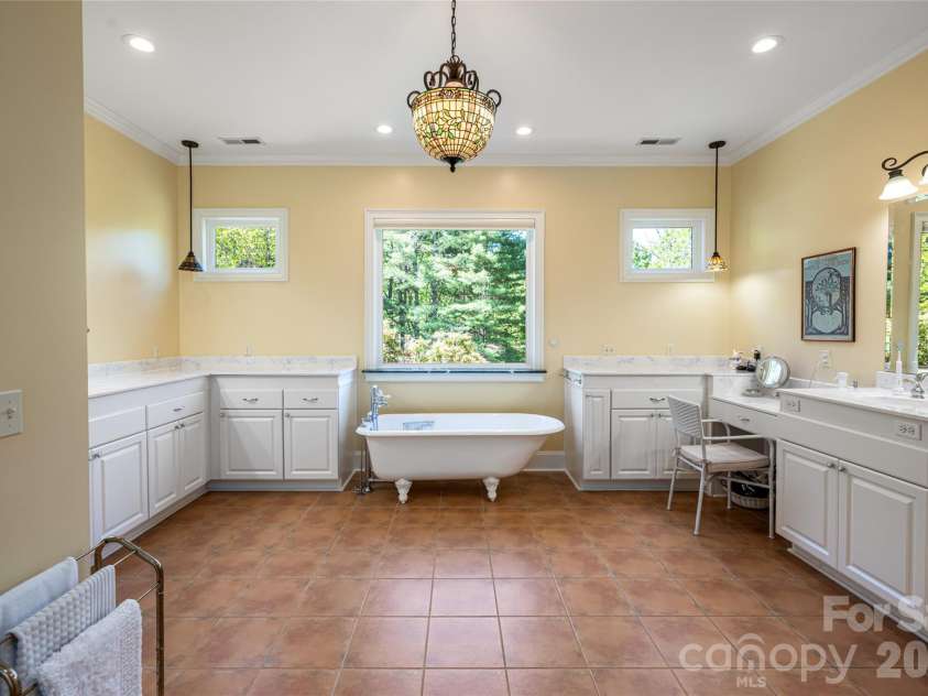 7 Ashley Road, Asheville, NC 28805.  MLS# CAR4370174, YatesRealty ID 17250. Primary Bath with Separate Space