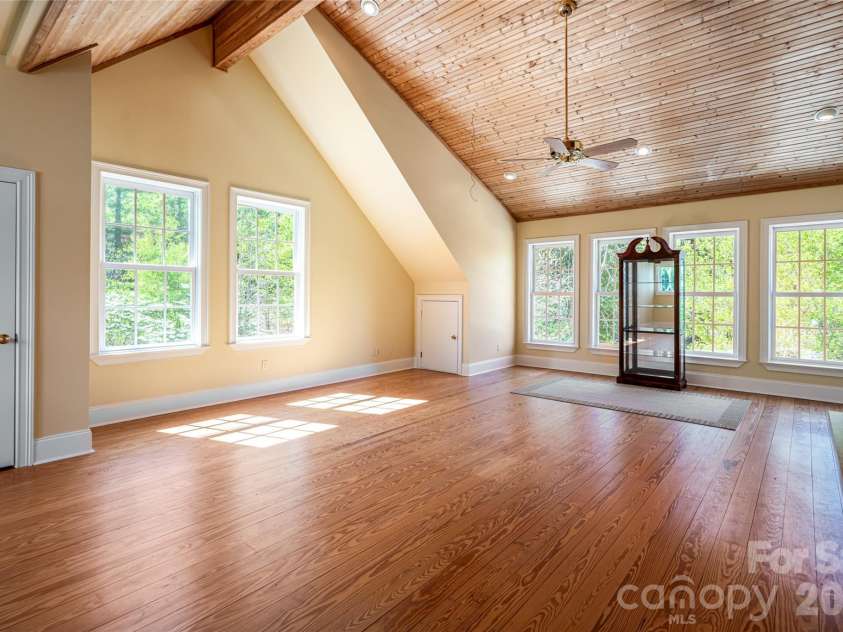 7 Ashley Road, Asheville, NC 28805.  MLS# CAR4370174, YatesRealty ID 17250. Studio Apartment with Full Bath