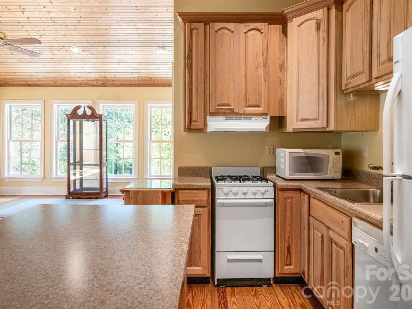 7 Ashley Road, Asheville, NC 28805.  MLS# CAR4370174, YatesRealty ID 17250. Studio Kitchenette