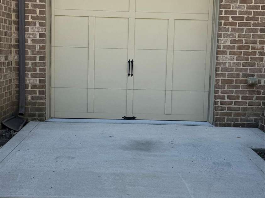 243 Lincoln Street, Charlotte, NC 28203.  MLS# CAR4259345, YatesRealty ID 17251. 1-Car Attached Garage & Parking in Driveway