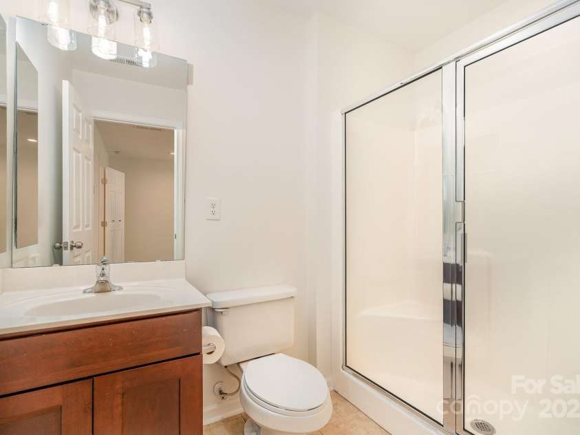 243 Lincoln Street, Charlotte, NC 28203.  MLS# CAR4259345, YatesRealty ID 17251. 1st Floor Full Bath
