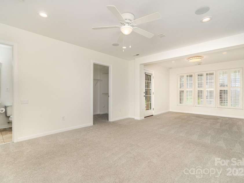 243 Lincoln Street, Charlotte, NC 28203.  MLS# CAR4259345, YatesRealty ID 17251. 1st Floor Multi-Purpose / Bonus/ Bedroom w/Walk-in-Closet & Full bath.