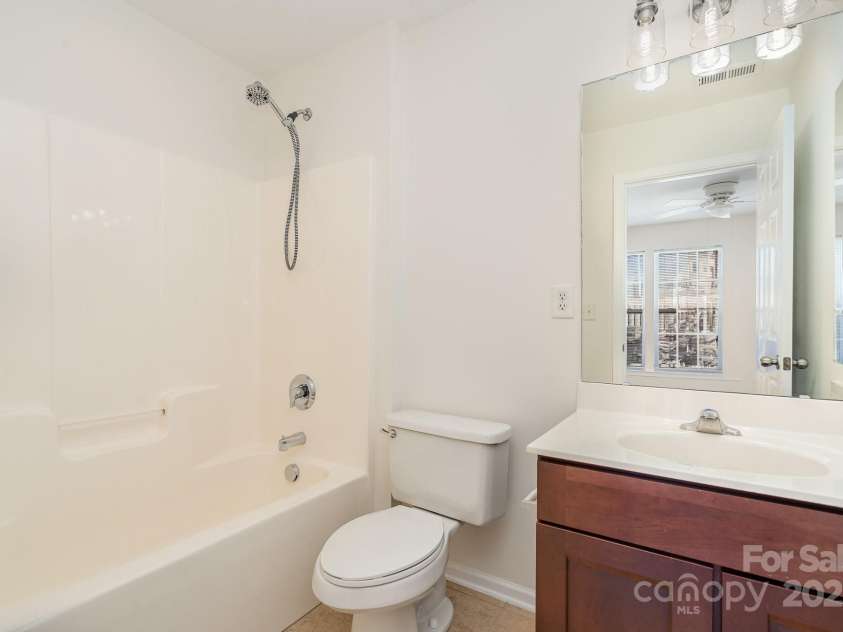 243 Lincoln Street, Charlotte, NC 28203.  MLS# CAR4259345, YatesRealty ID 17251. 3rd Floor Bedroom Full Bath