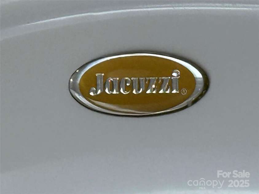 243 Lincoln Street, Charlotte, NC 28203.  MLS# CAR4259345, YatesRealty ID 17251. Jacuzzi Tub