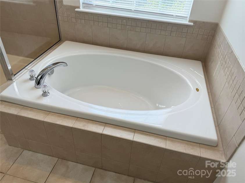 243 Lincoln Street, Charlotte, NC 28203.  MLS# CAR4259345, YatesRealty ID 17251. Primary Bath-Jacuzzi Tub