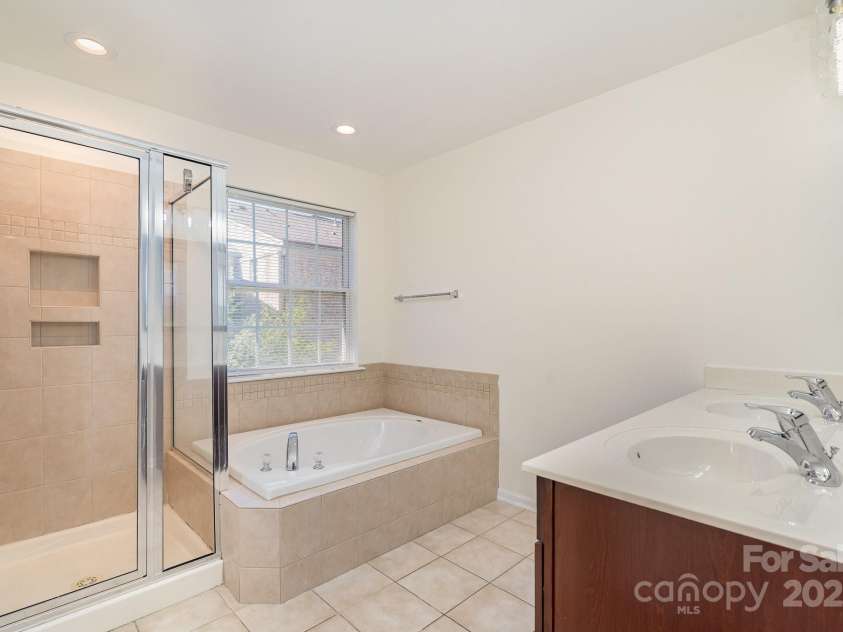 243 Lincoln Street, Charlotte, NC 28203.  MLS# CAR4259345, YatesRealty ID 17251. Primary Full Bath / Jacuzzi Tub / Walk-in Shower