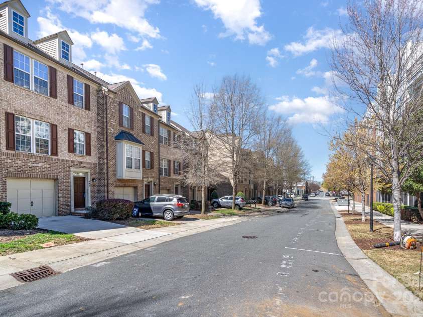 243 Lincoln Street, Charlotte, NC 28203.  MLS# CAR4259345, YatesRealty ID 17251. Street View