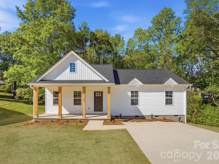 1741 Moss Court, Gastonia, NC 28054.  MLS# CAR4368108, YatesRealty ID 17252. Massive Curb Appeal!!!