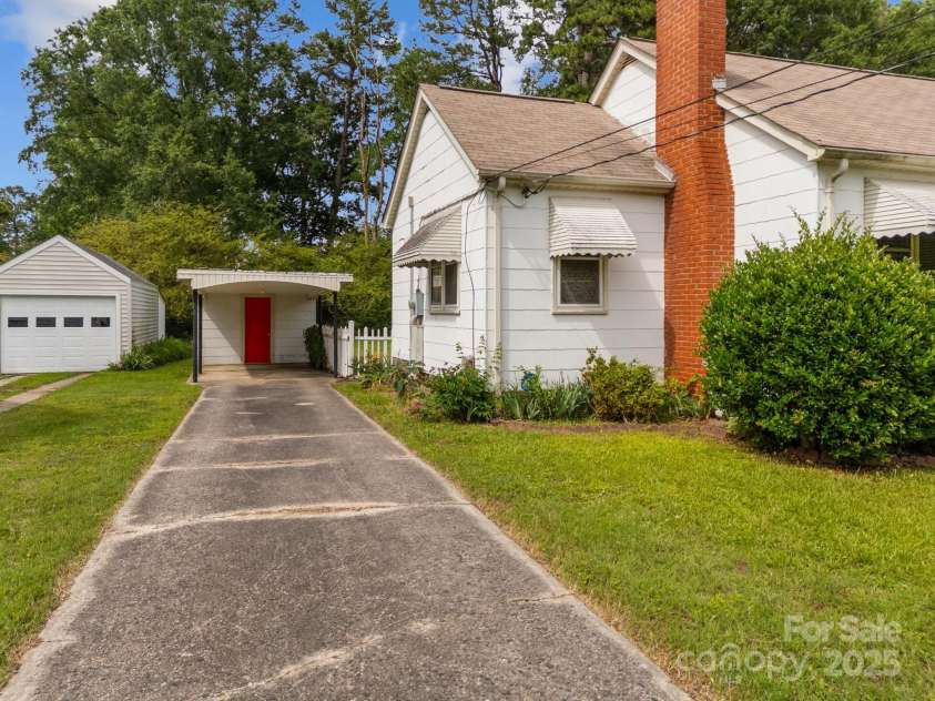 216 Hillcrest Place, Salisbury, NC 28144.  MLS# CAR4266277, YatesRealty ID 17254. 