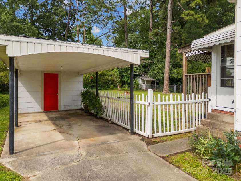 216 Hillcrest Place, Salisbury, NC 28144.  MLS# CAR4266277, YatesRealty ID 17254. 