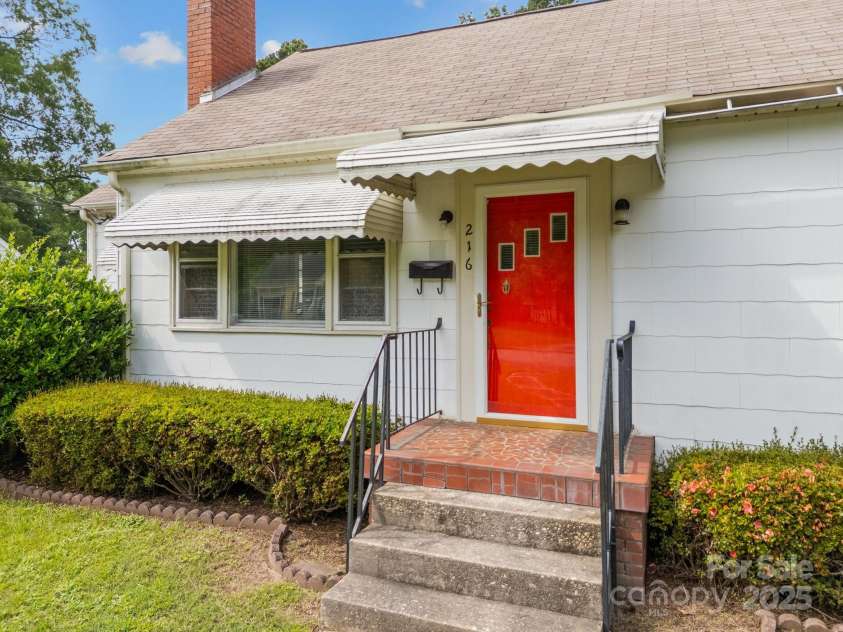 216 Hillcrest Place, Salisbury, NC 28144.  MLS# CAR4266277, YatesRealty ID 17254. 