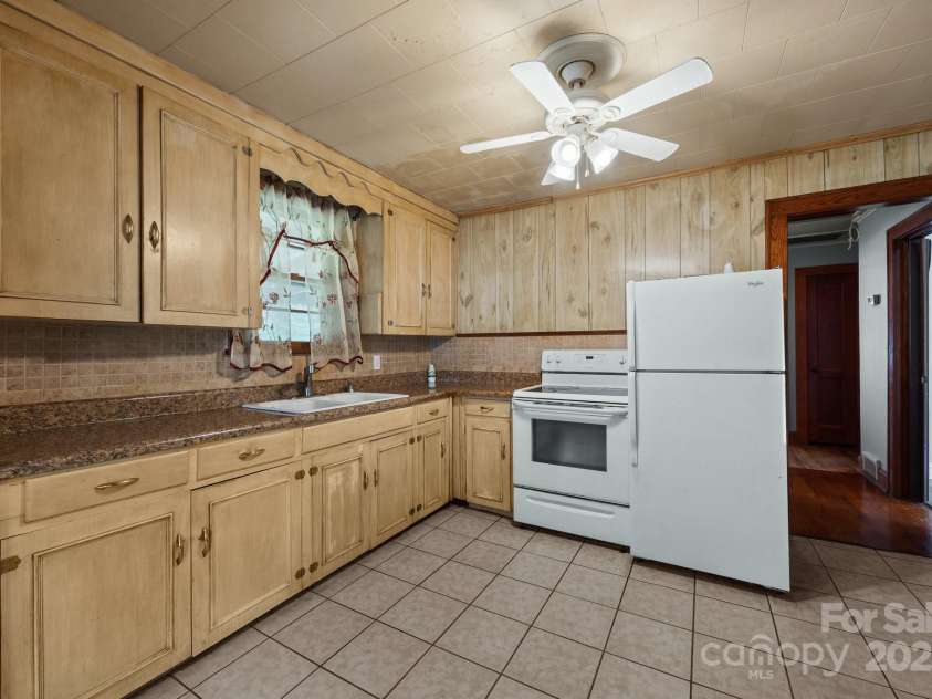 216 Hillcrest Place, Salisbury, NC 28144.  MLS# CAR4266277, YatesRealty ID 17254. 