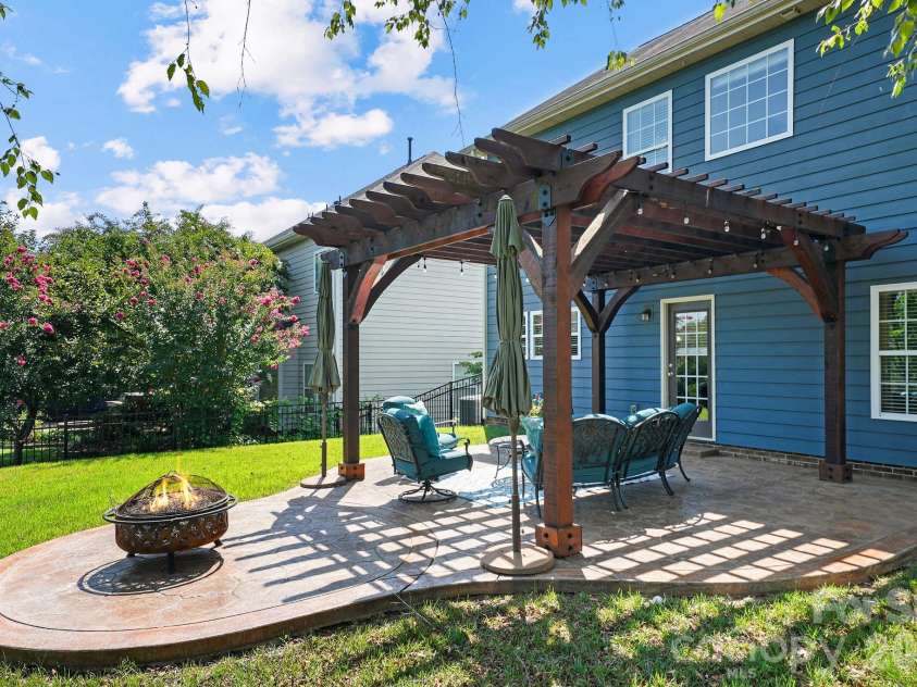 17319 Silas Place Drive, Davidson, NC 28036.  MLS# CAR4400138, YatesRealty ID 17255. 