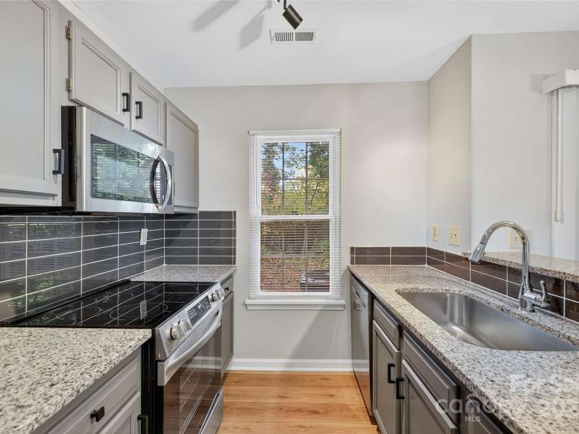 6407 Windsor Gate Lane, Charlotte, NC 28215.  MLS# CAR4322060, YatesRealty ID 1726. 
