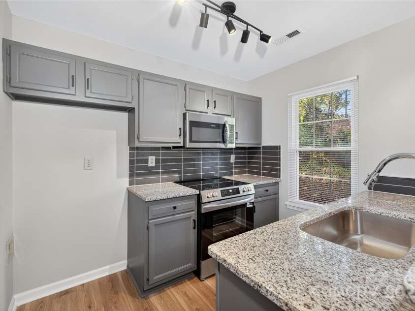 6407 Windsor Gate Lane, Charlotte, NC 28215.  MLS# CAR4322060, YatesRealty ID 1726. 