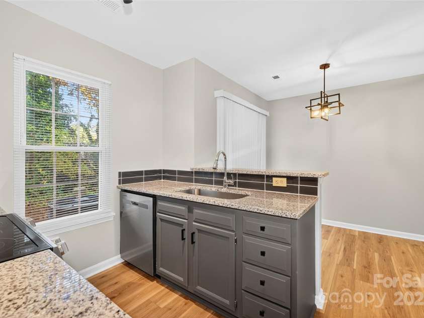 6407 Windsor Gate Lane, Charlotte, NC 28215.  MLS# CAR4322060, YatesRealty ID 1726. 