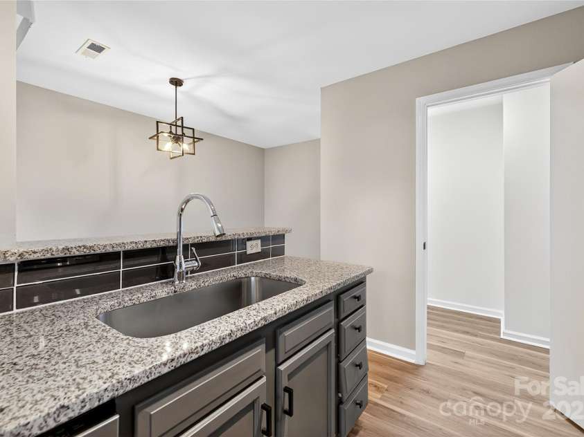 6407 Windsor Gate Lane, Charlotte, NC 28215.  MLS# CAR4322060, YatesRealty ID 1726. 