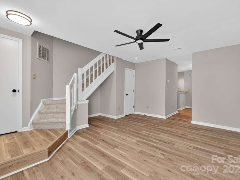 6407 Windsor Gate Lane, Charlotte, NC 28215.  MLS# CAR4322060, YatesRealty ID 1726. 