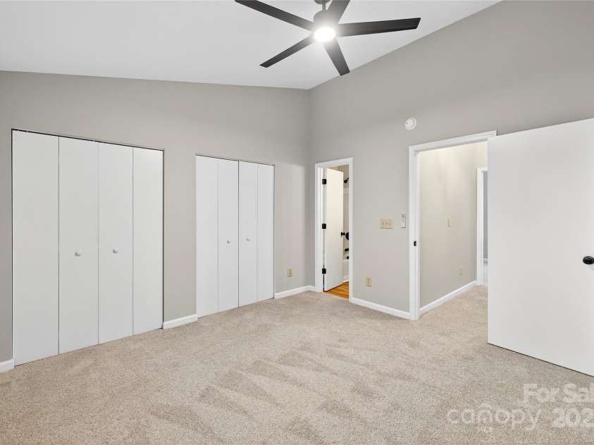 6407 Windsor Gate Lane, Charlotte, NC 28215.  MLS# CAR4322060, YatesRealty ID 1726. 