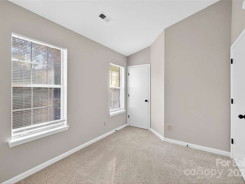 6407 Windsor Gate Lane, Charlotte, NC 28215.  MLS# CAR4322060, YatesRealty ID 1726. 