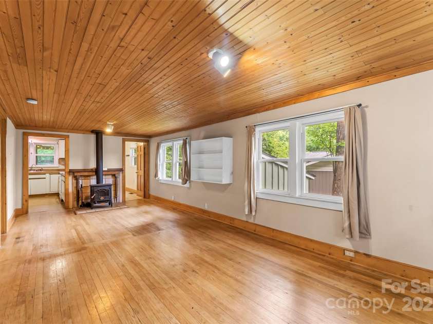 510 Azalea Avenue, Black Mountain, NC 28711.  MLS# CAR4259484, YatesRealty ID 17261. 