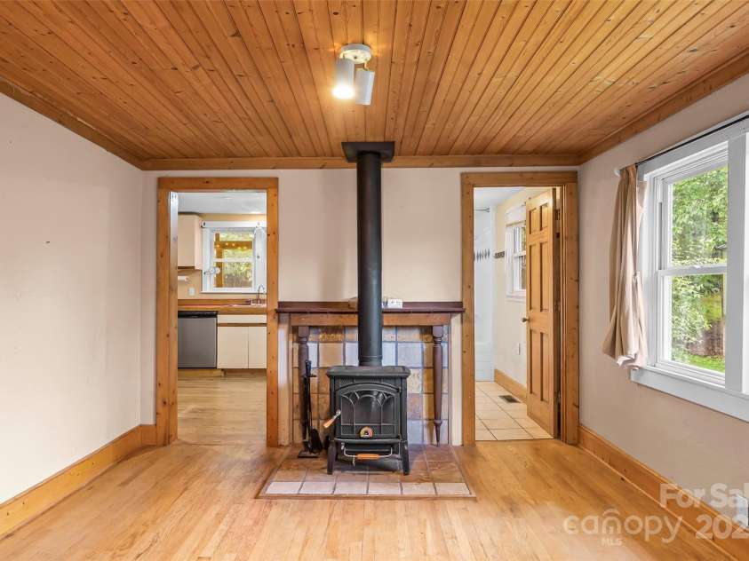 510 Azalea Avenue, Black Mountain, NC 28711.  MLS# CAR4259484, YatesRealty ID 17261. 