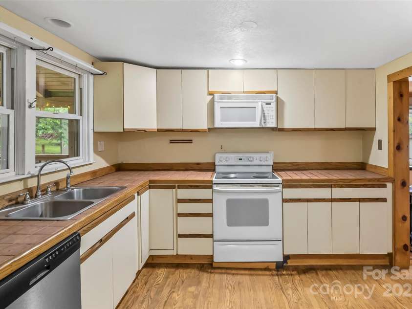 510 Azalea Avenue, Black Mountain, NC 28711.  MLS# CAR4259484, YatesRealty ID 17261. 