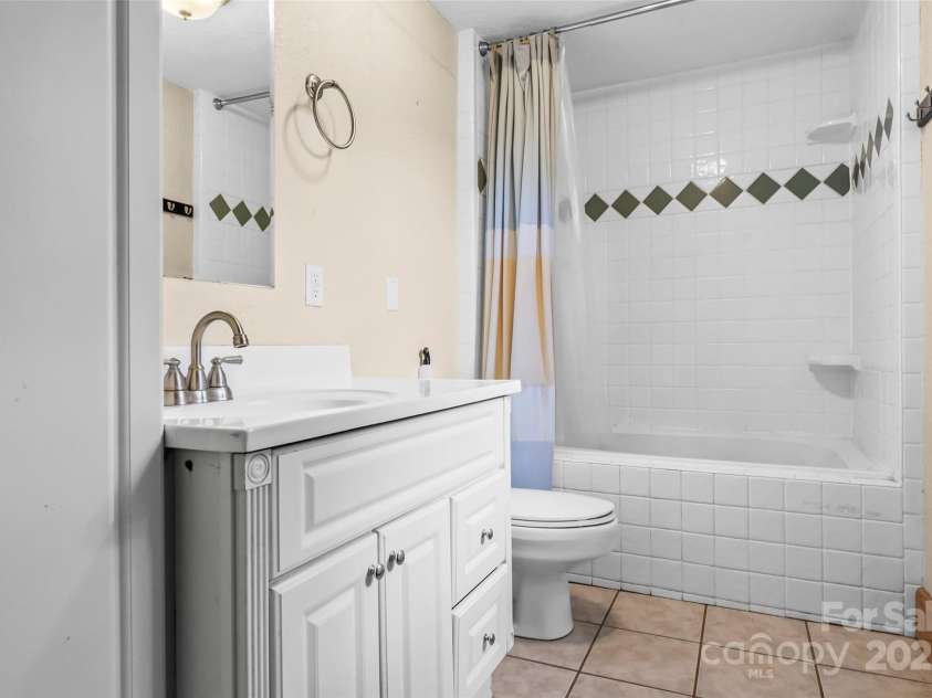 510 Azalea Avenue, Black Mountain, NC 28711.  MLS# CAR4259484, YatesRealty ID 17261. 
