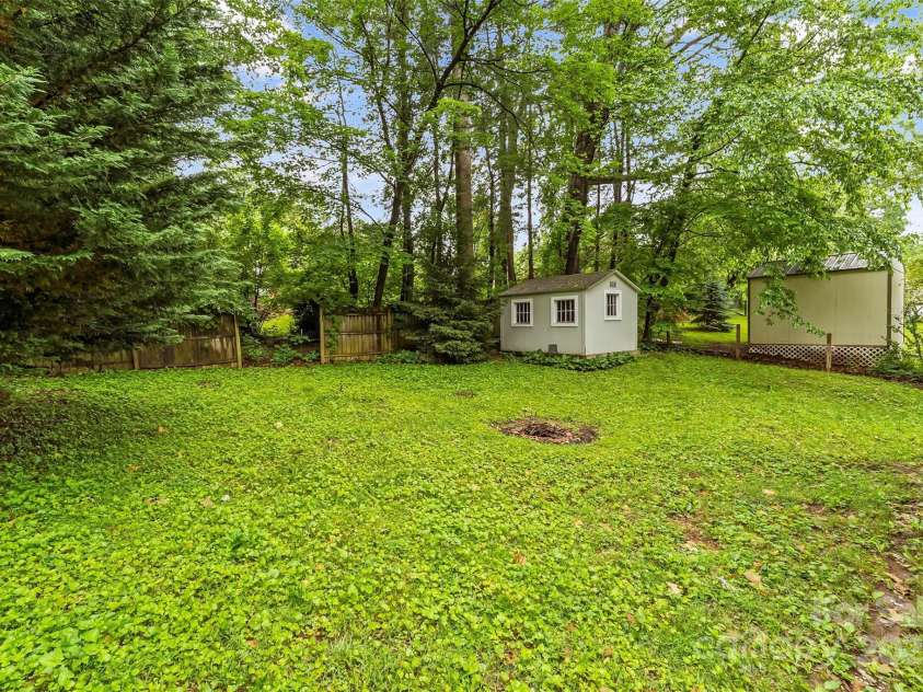 510 Azalea Avenue, Black Mountain, NC 28711.  MLS# CAR4259484, YatesRealty ID 17261. 