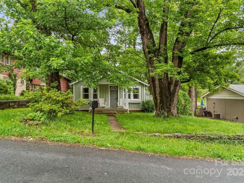 510 Azalea Avenue, Black Mountain, NC 28711.  MLS# CAR4259484, YatesRealty ID 17261. 