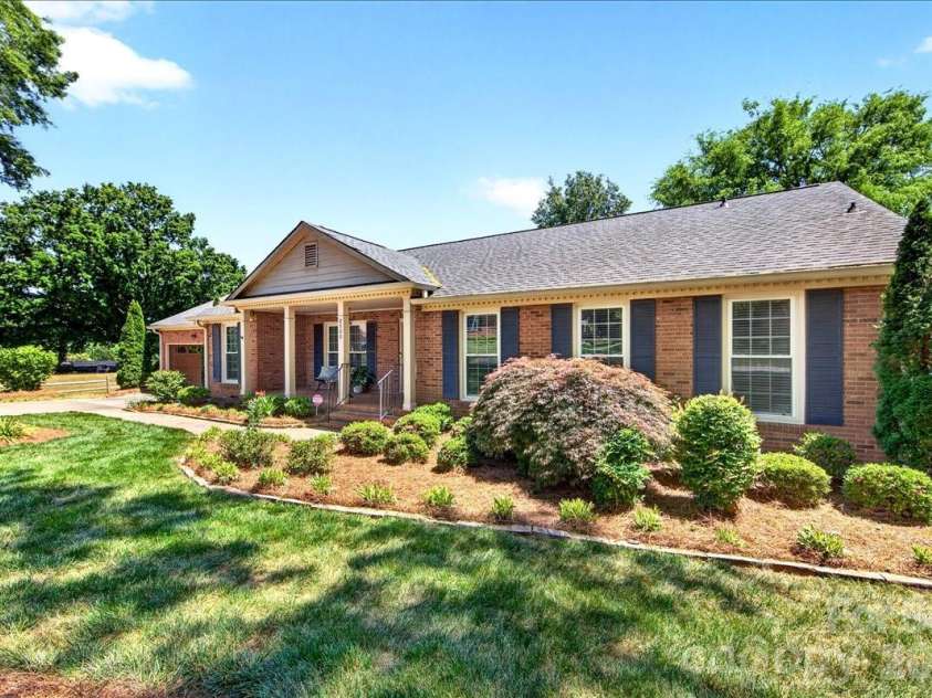 8500 Prince George Road, Charlotte, NC 28210.  MLS# CAR4373472, YatesRealty ID 17261. 