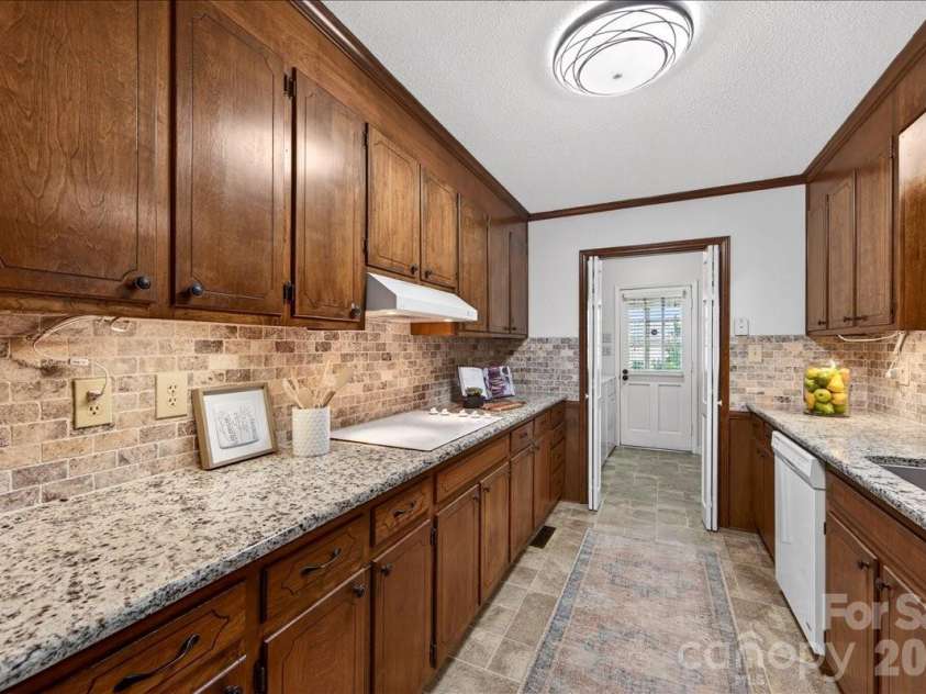 8500 Prince George Road, Charlotte, NC 28210.  MLS# CAR4373472, YatesRealty ID 17261. 