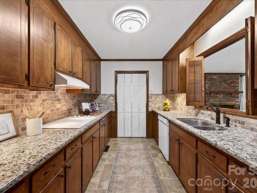 8500 Prince George Road, Charlotte, NC 28210.  MLS# CAR4373472, YatesRealty ID 17261. 
