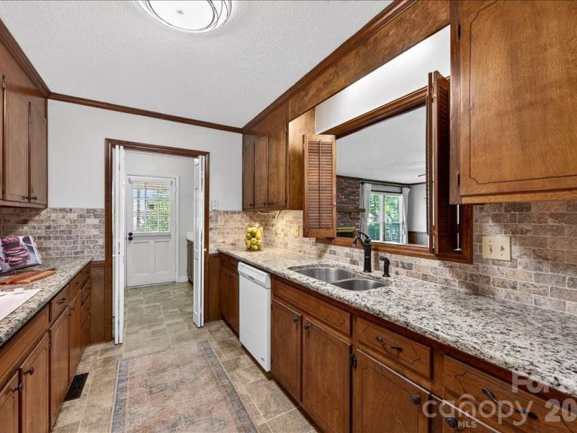 8500 Prince George Road, Charlotte, NC 28210.  MLS# CAR4373472, YatesRealty ID 17261. 