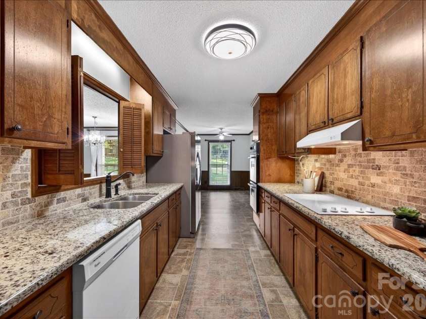 8500 Prince George Road, Charlotte, NC 28210.  MLS# CAR4373472, YatesRealty ID 17261. 
