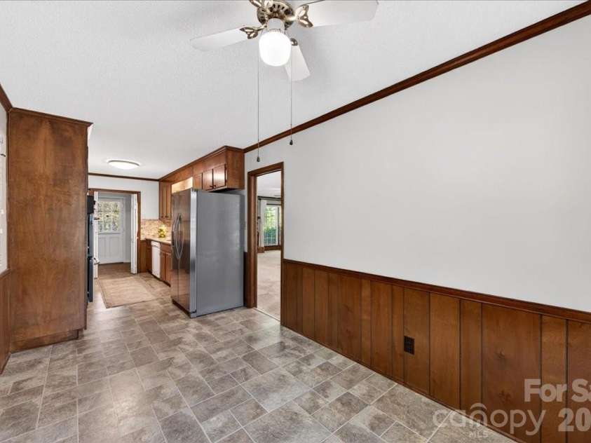 8500 Prince George Road, Charlotte, NC 28210.  MLS# CAR4373472, YatesRealty ID 17261. Breakfast area