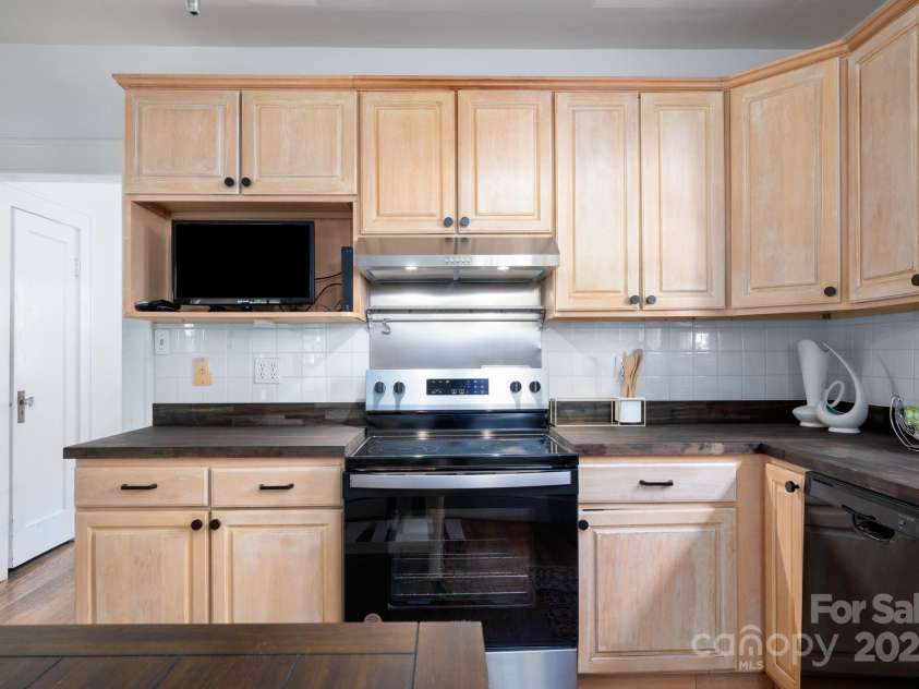 303 Country Club Road, Asheville, NC 28804.  MLS# CAR4310380, YatesRealty ID 17262. 